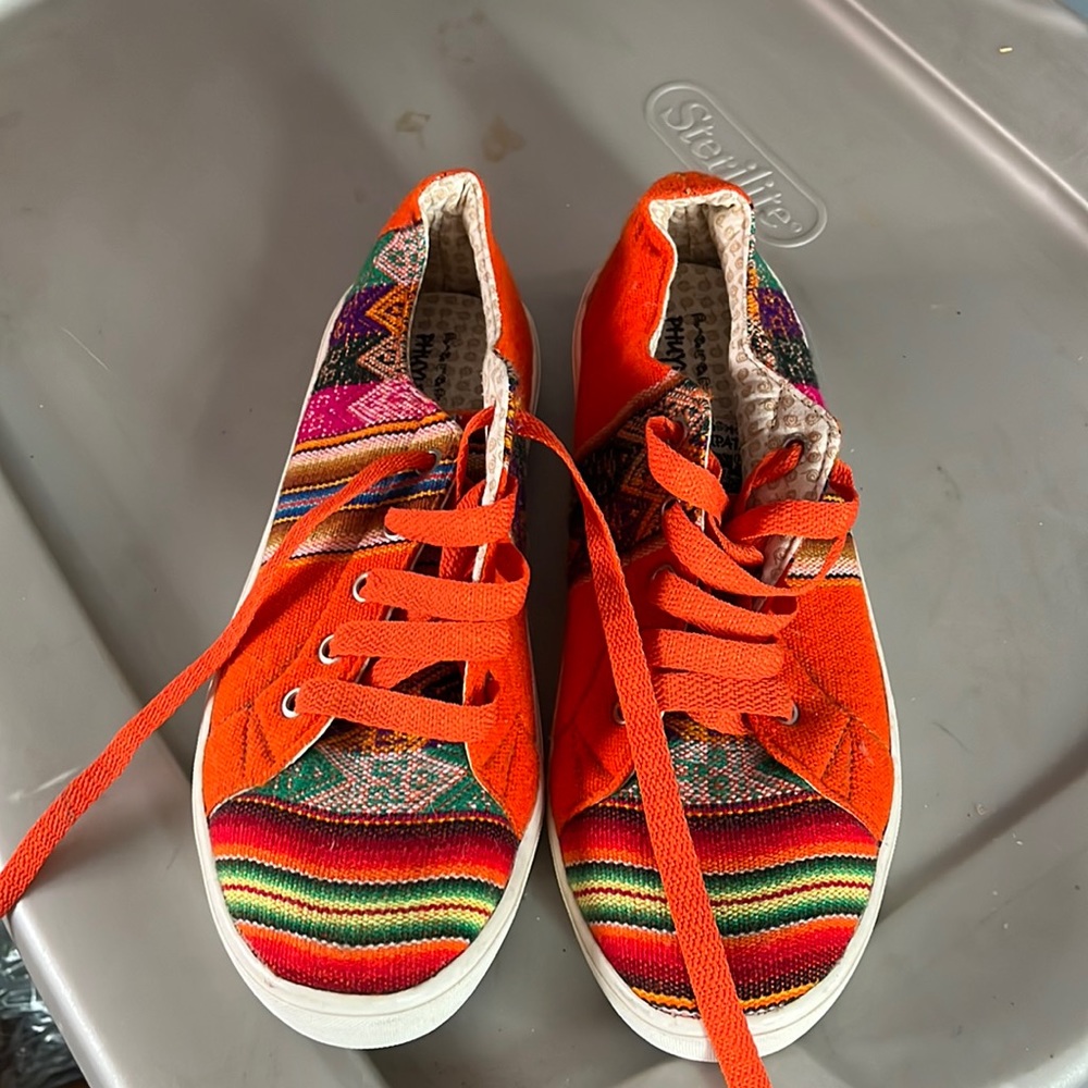 Phuyupata sneakers size 5 women’s but fit a 6
